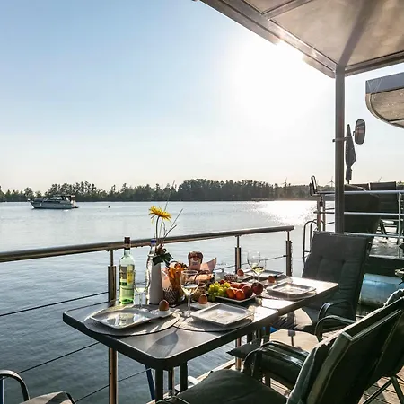 Ботель Hausboot Joana *