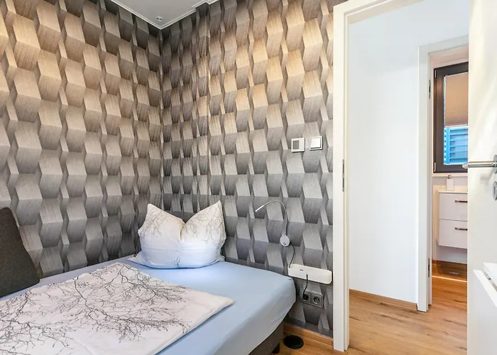 Hausboot Joana بوتيل تسيهدينك